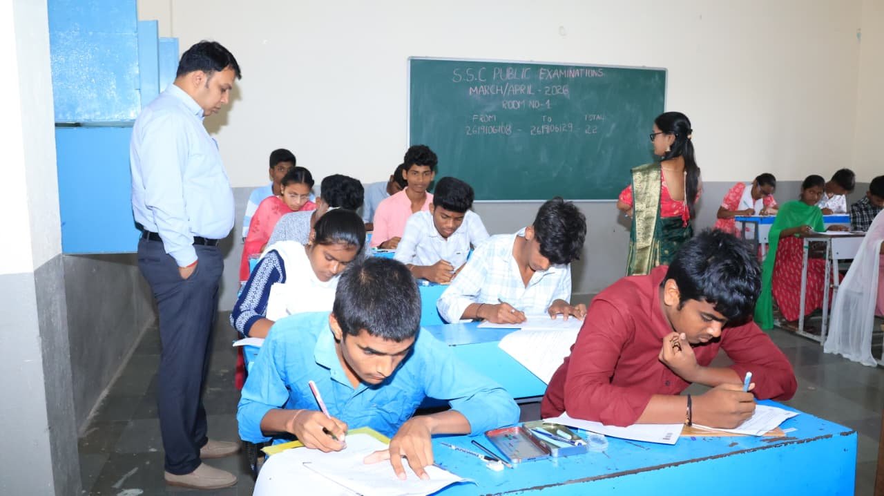 మార్చి 18 జనగామ   మెరుగైన వైద్యం అందాలి   పదో తరగతి పరీక్షా కేంద్రాల ఆకస్మిక తనిఖీ  జిల్లా కలెక్టర్ సందీప్ కుమార్ ఝా